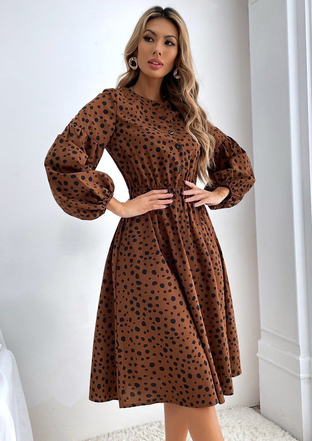 Vestido con estampado de guepardo y botones en la parte delantera
