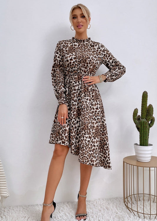 Vestido con dobladillo diagonal y estampado de leopardo 