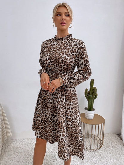 Vestido con dobladillo diagonal y estampado de leopardo 