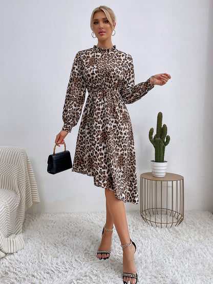 Vestido con dobladillo diagonal y estampado de leopardo 