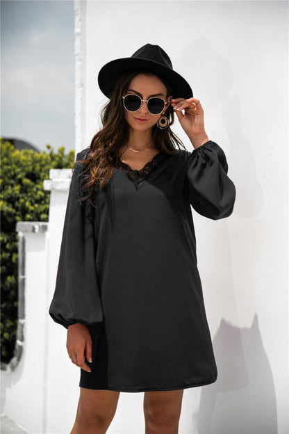Vestido con escote en V y ribete de encaje