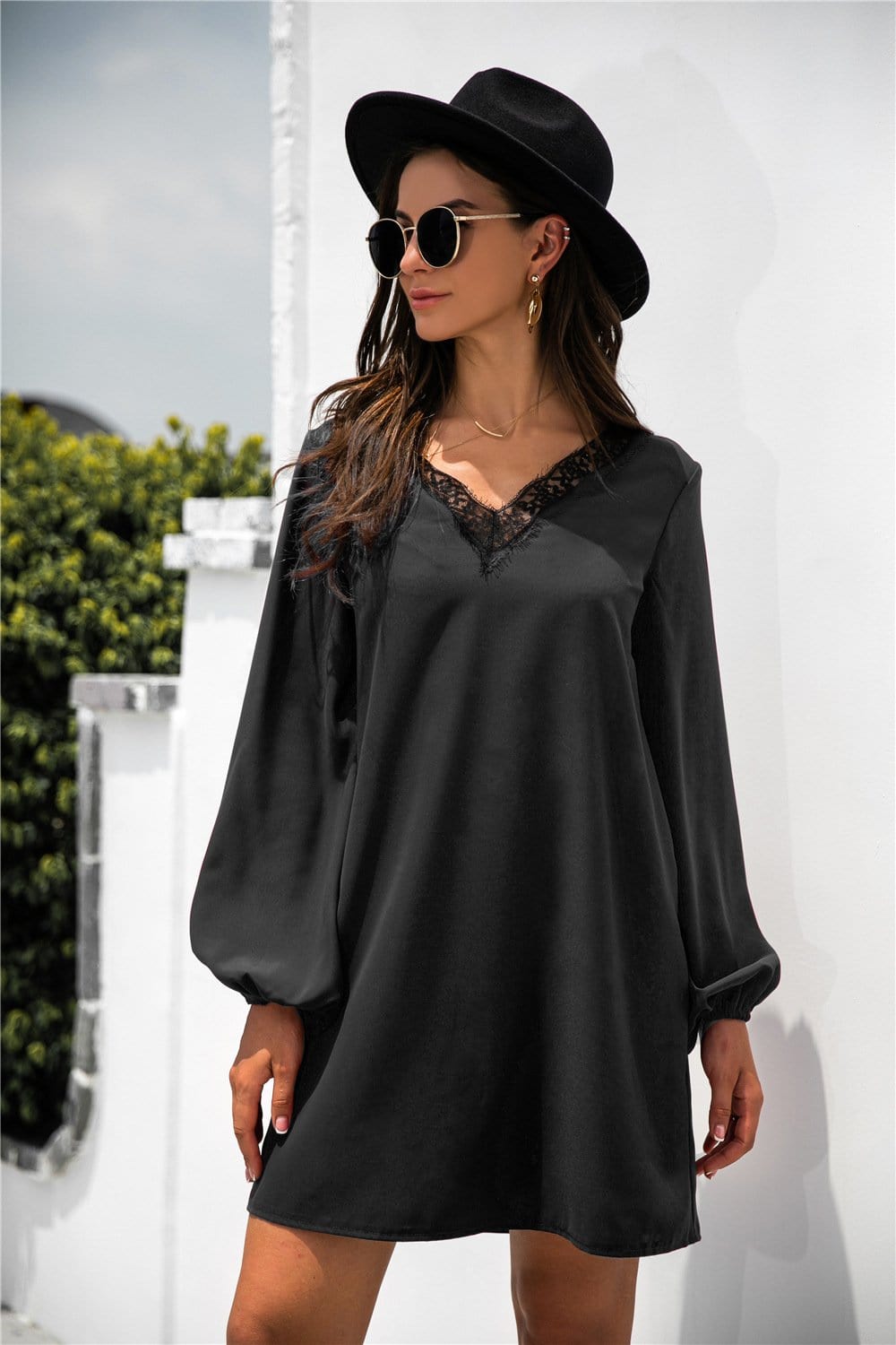Vestido con escote en V y ribete de encaje