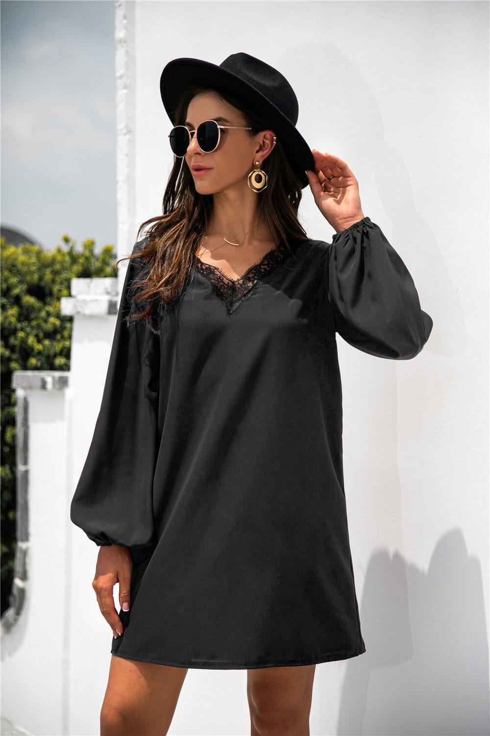 Vestido con escote en V y ribete de encaje