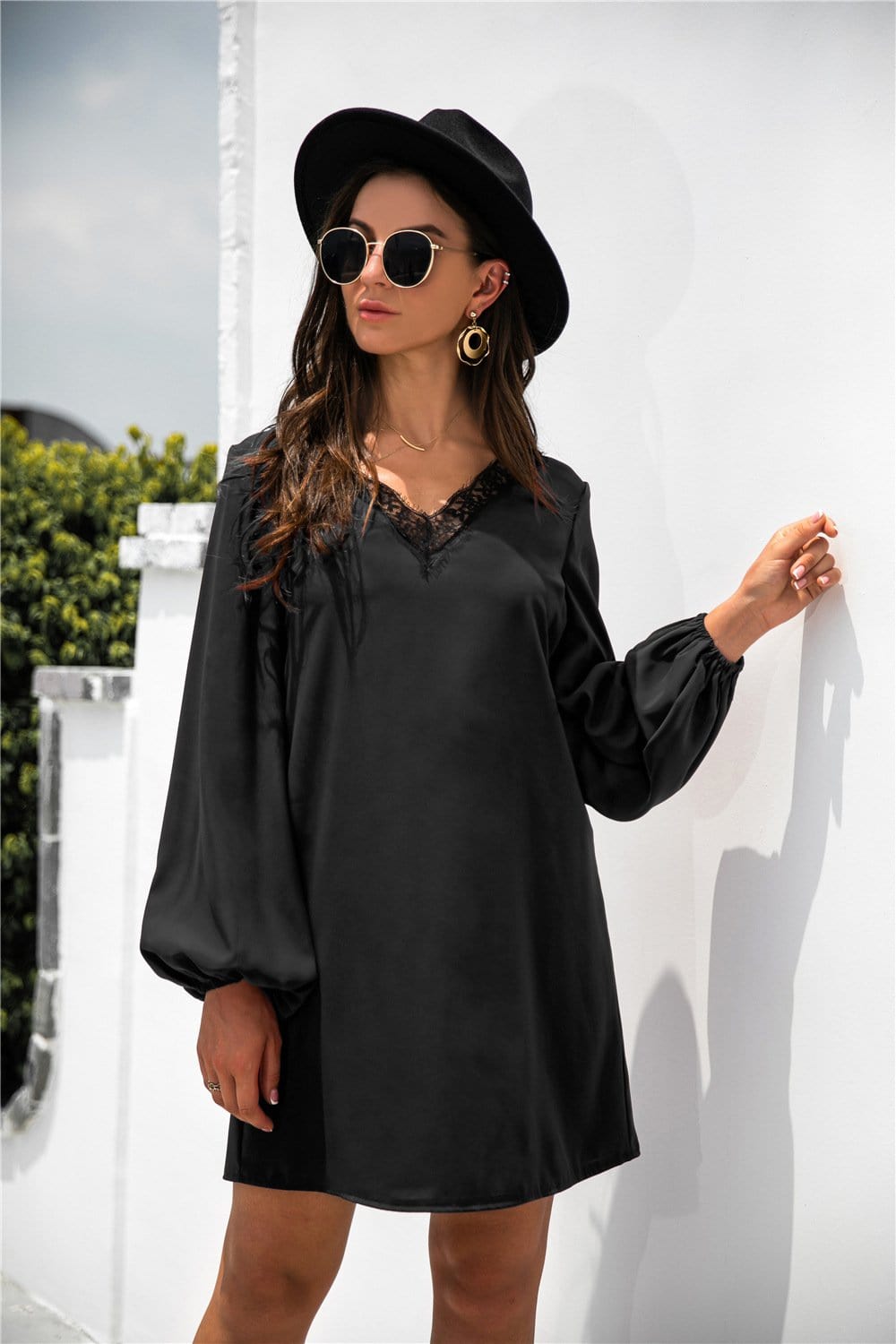 Vestido con escote en V y ribete de encaje