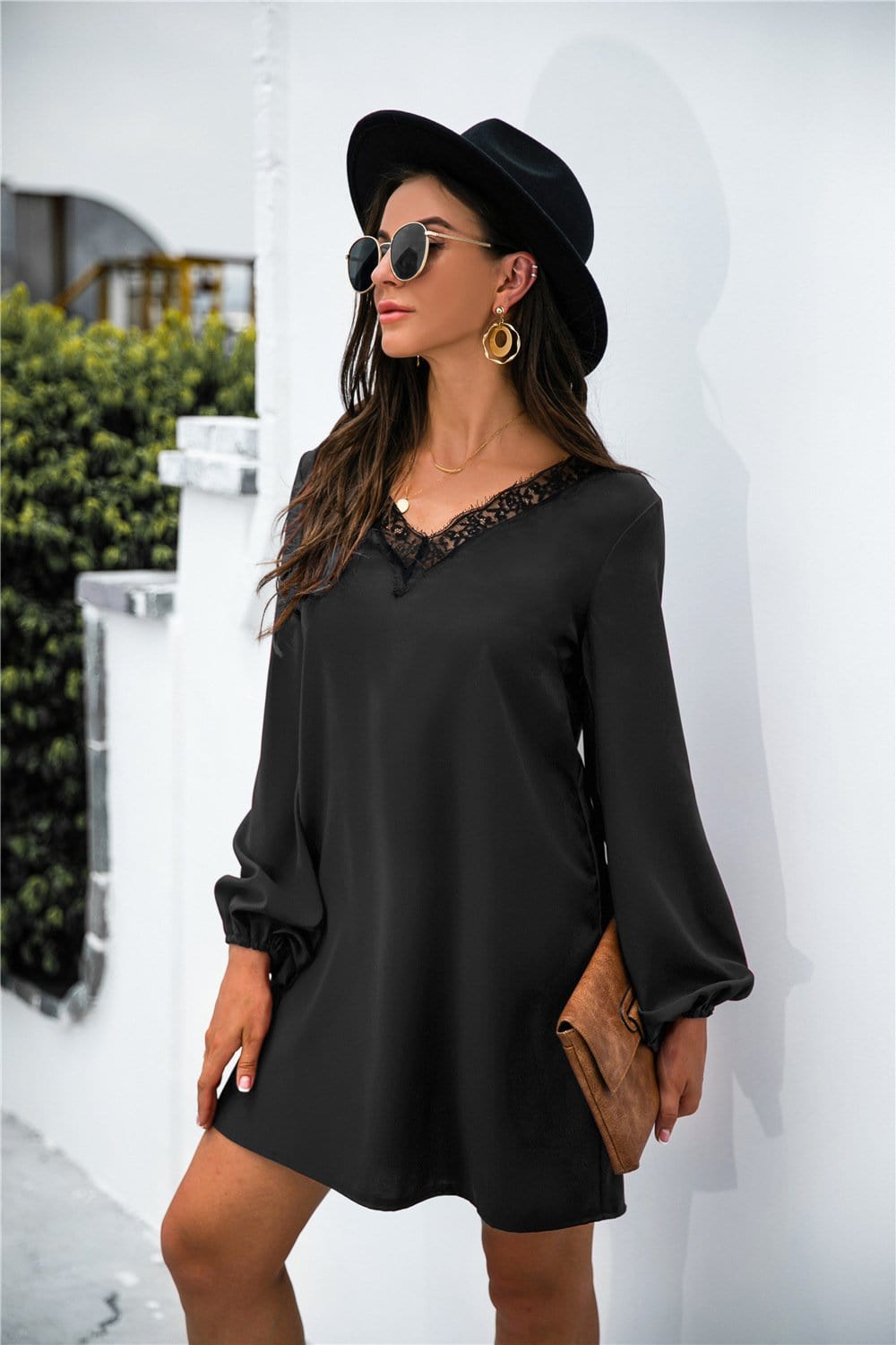Vestido con escote en V y ribete de encaje