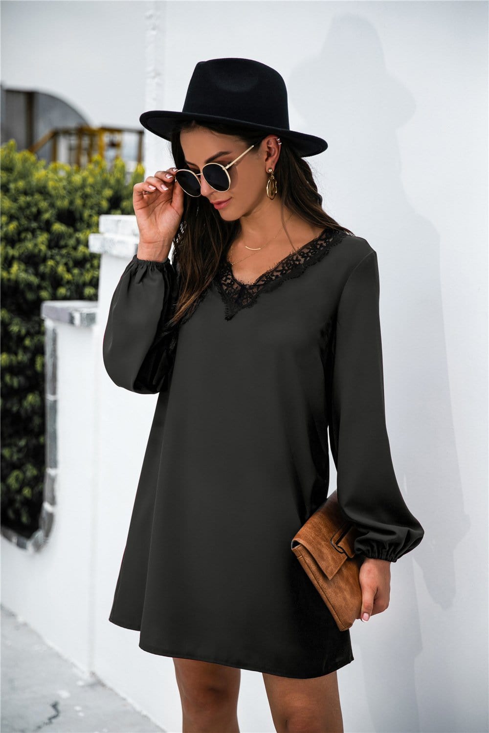 Vestido con escote en V y ribete de encaje