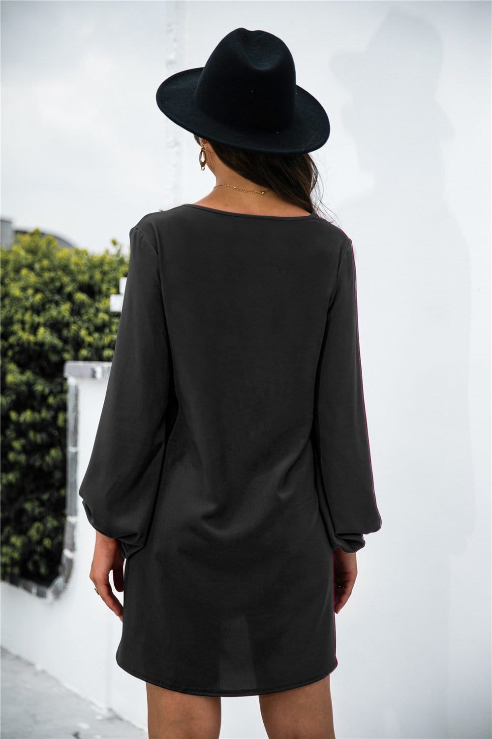 Vestido con escote en V y ribete de encaje