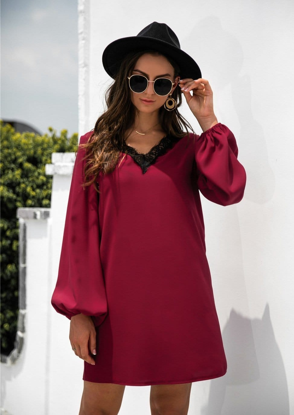 Vestido con escote en V y ribete de encaje