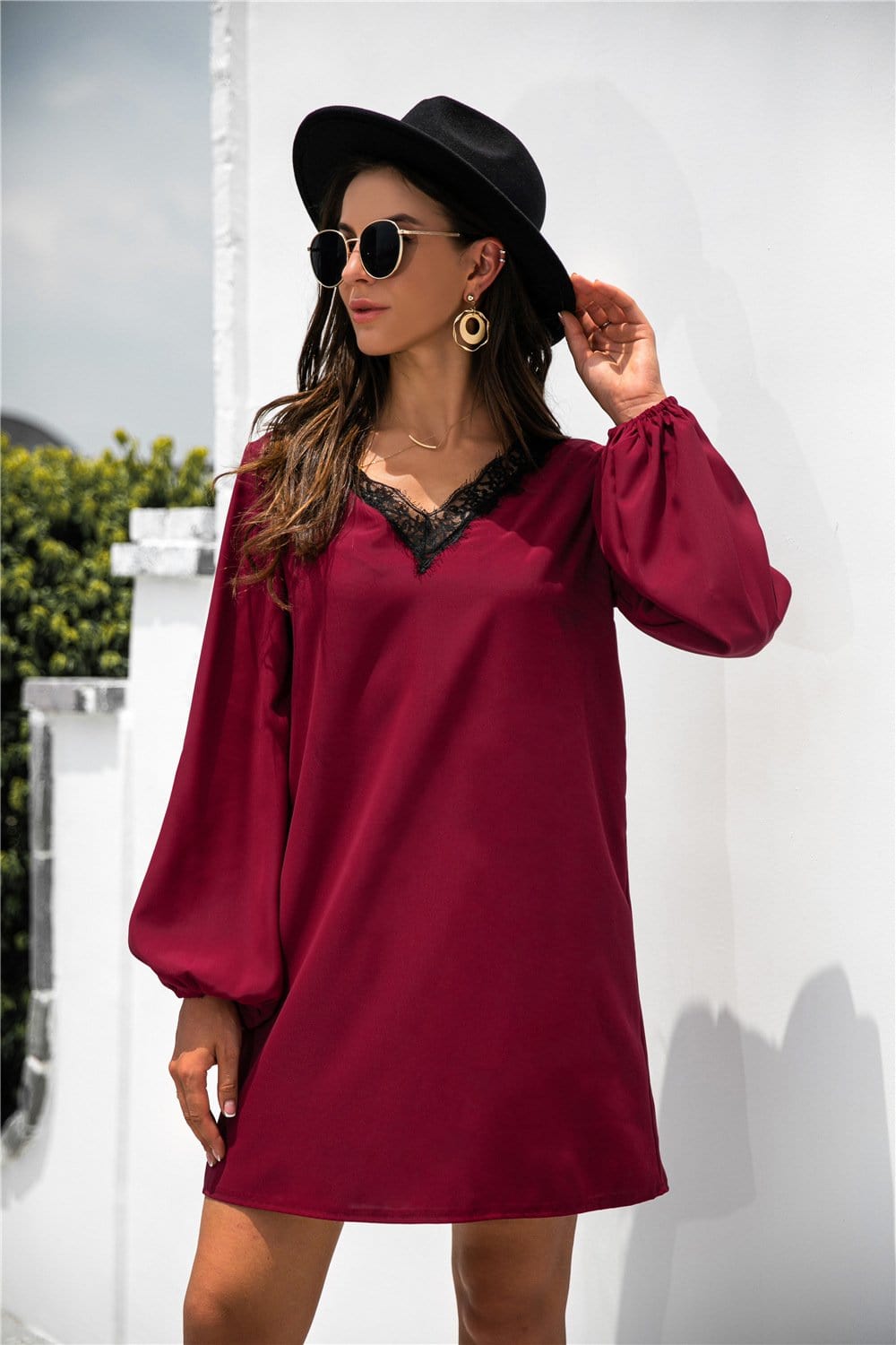 Vestido con escote en V y ribete de encaje
