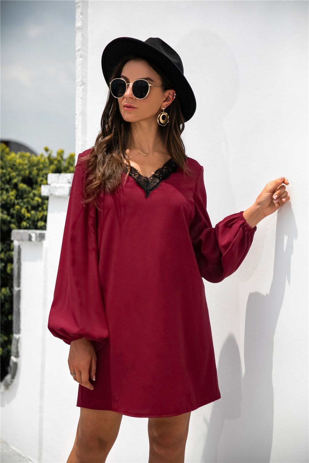 Vestido con escote en V y ribete de encaje