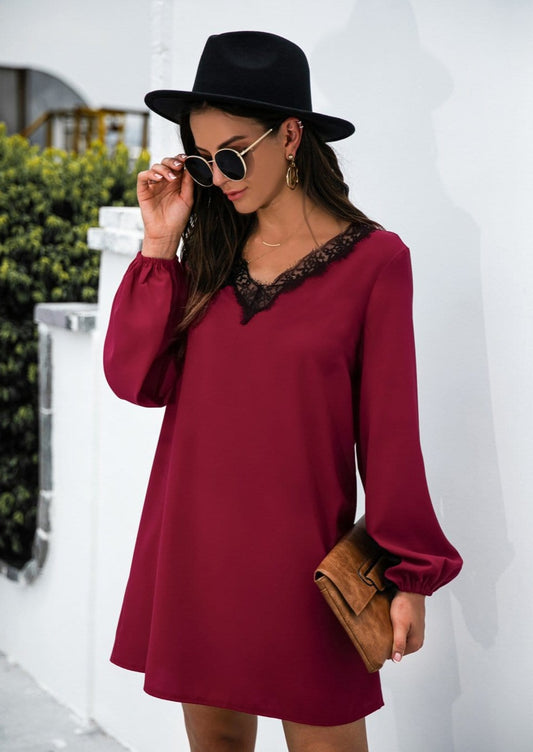 Vestido con escote en V y ribete de encaje
