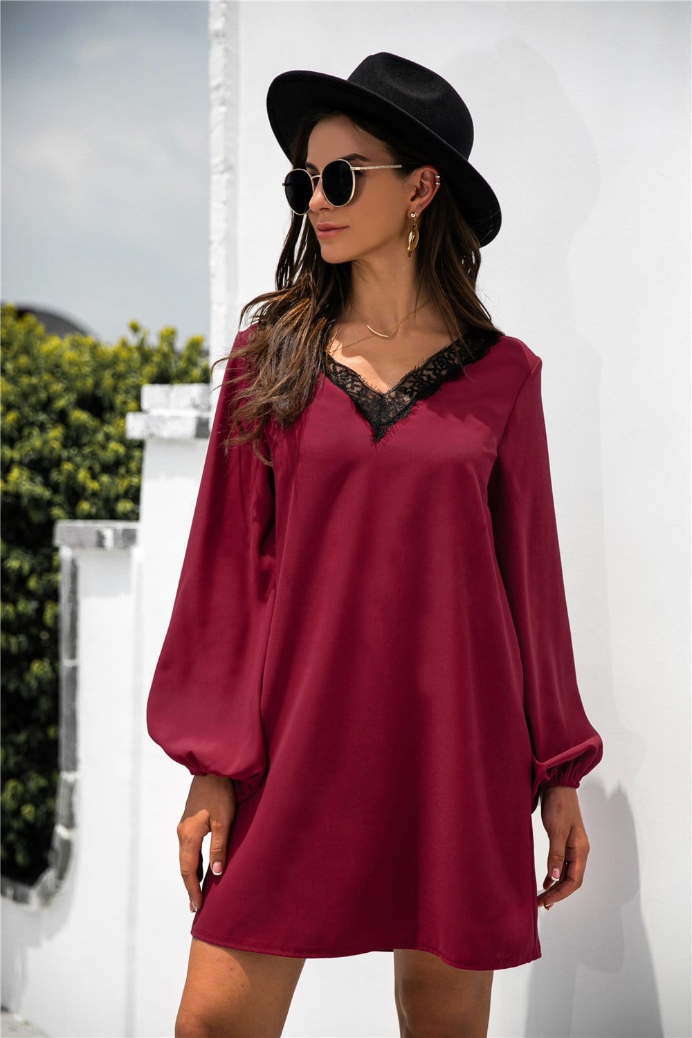 Vestido con escote en V y ribete de encaje