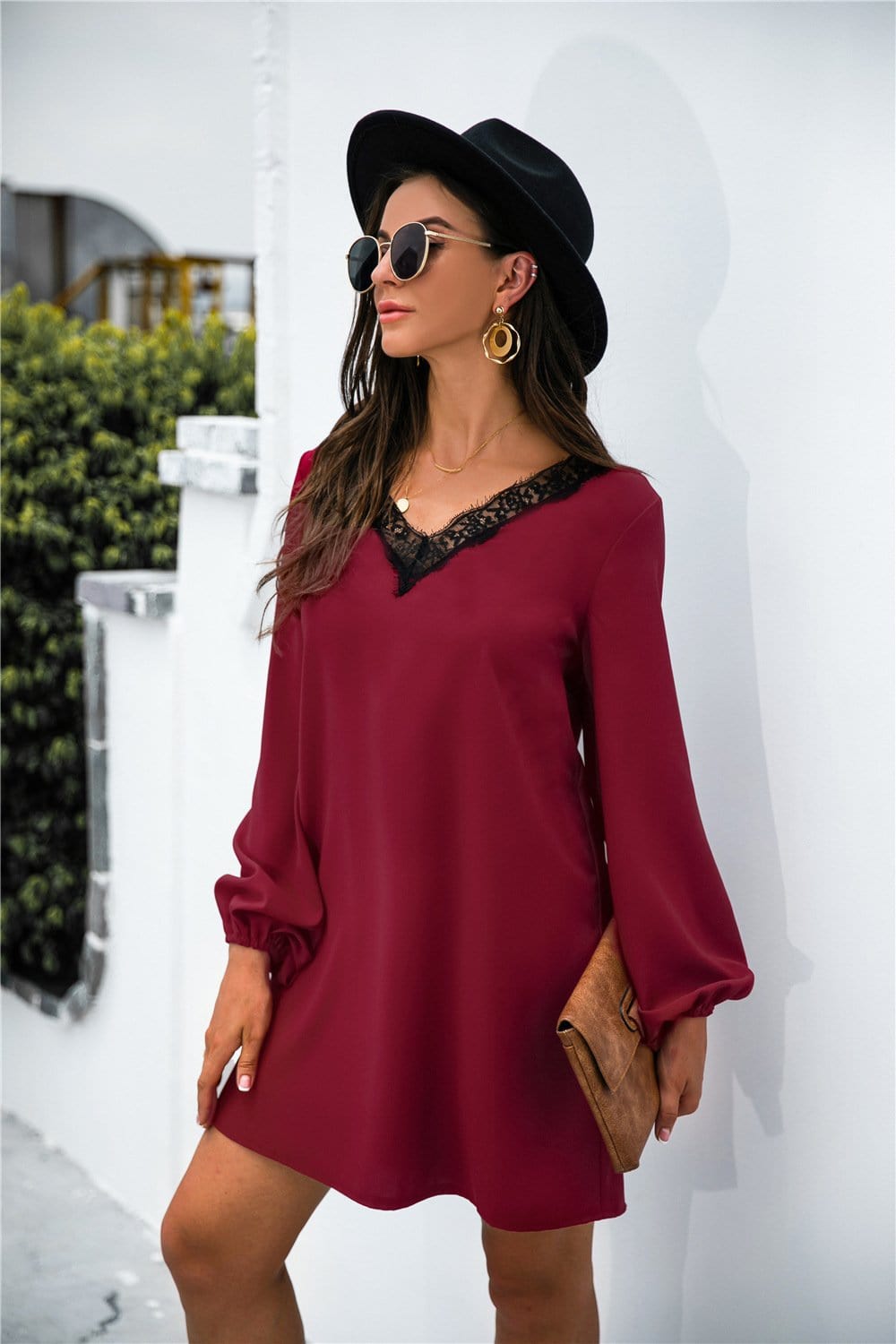 Vestido con escote en V y ribete de encaje