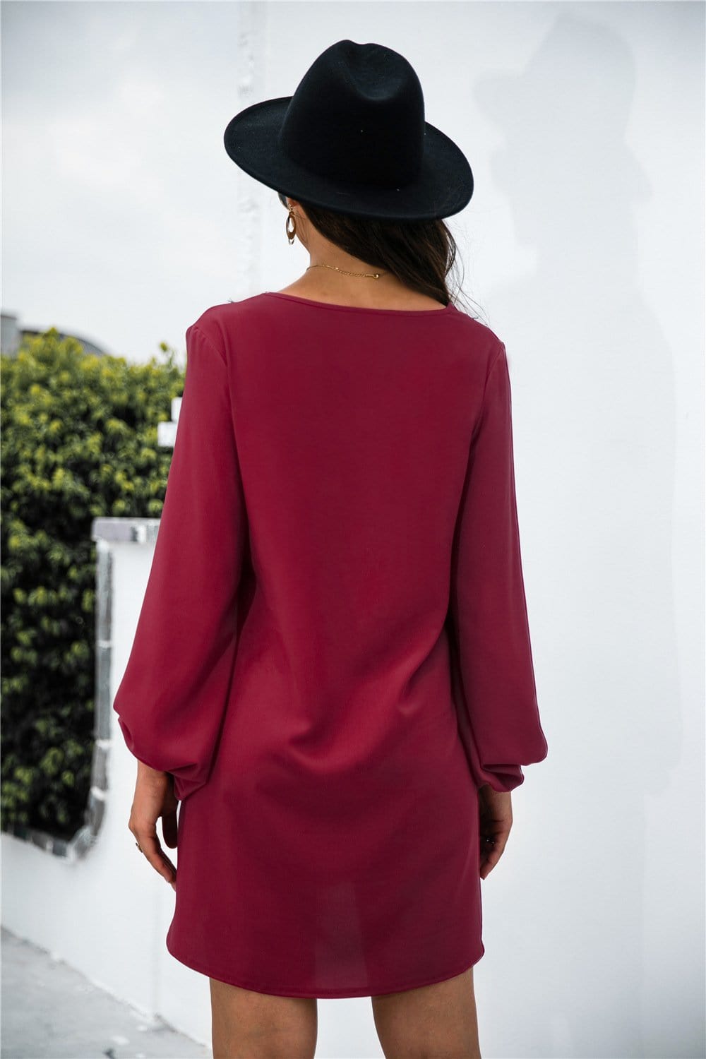 Vestido con escote en V y ribete de encaje
