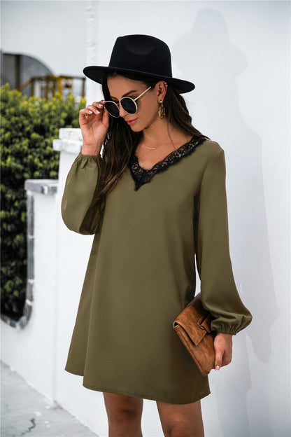 Vestido con escote en V y ribete de encaje