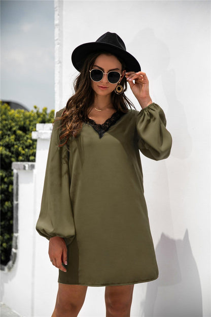 Vestido con escote en V y ribete de encaje