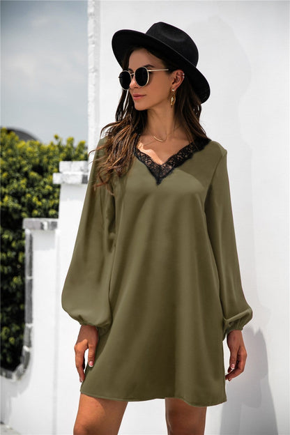 Vestido con escote en V y ribete de encaje