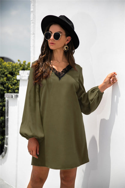 Vestido con escote en V y ribete de encaje