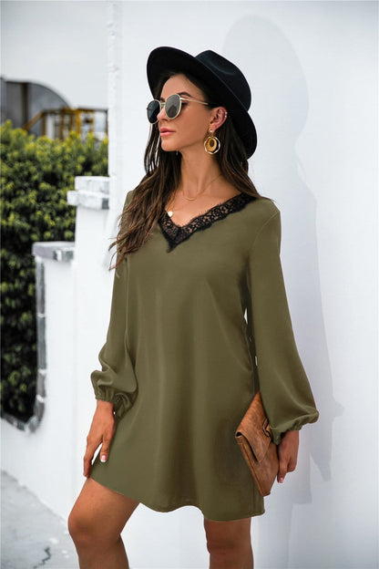 Vestido con escote en V y ribete de encaje