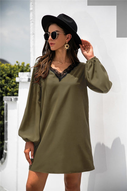 Vestido con escote en V y ribete de encaje