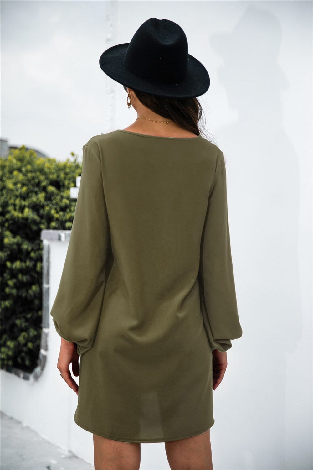 Vestido con escote en V y ribete de encaje