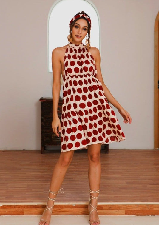 Vestido de lunares con escote halter y espalda descubierta 