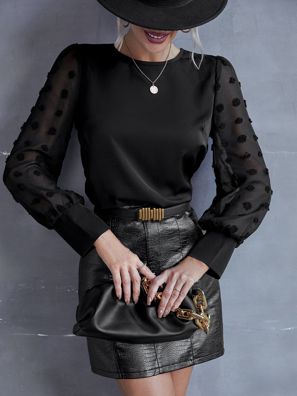 Blusa de lunares suizos con mangas transparentes 