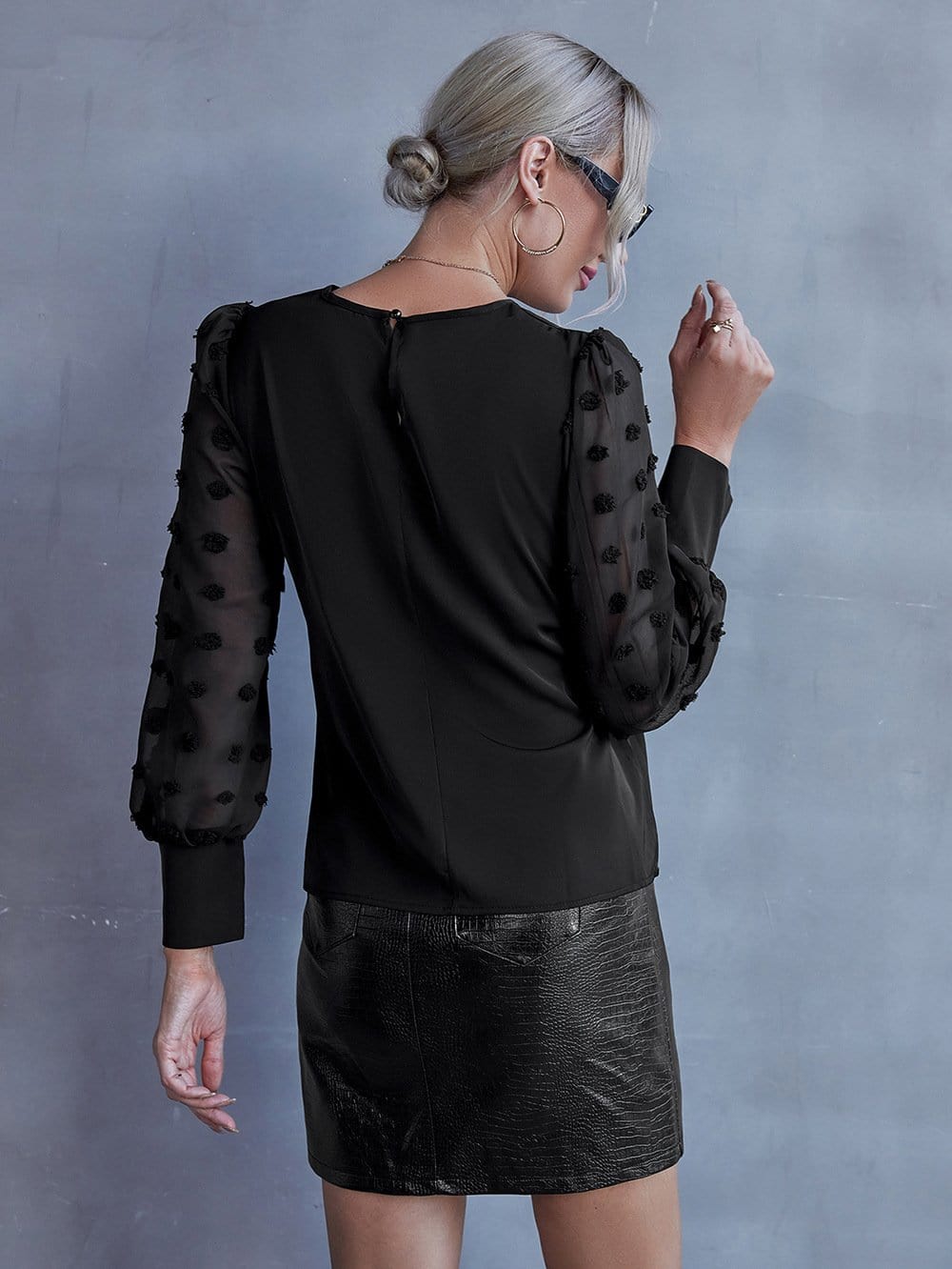 Blusa de lunares suizos con mangas transparentes 