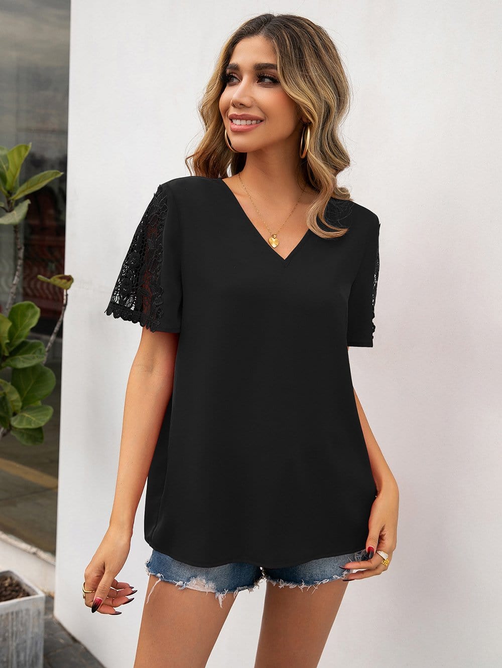 Blusa con escote en V y detalle de encaje