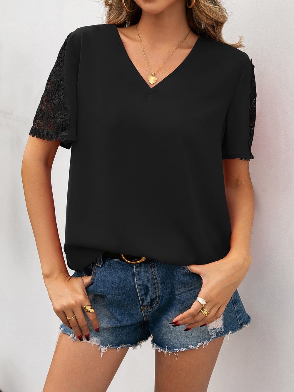 Blusa con escote en V y detalle de encaje