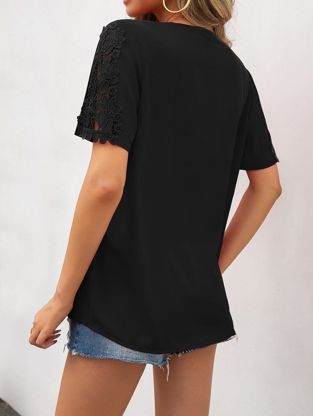 Blusa con escote en V y detalle de encaje