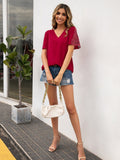 Blusa con escote en V y detalle de encaje