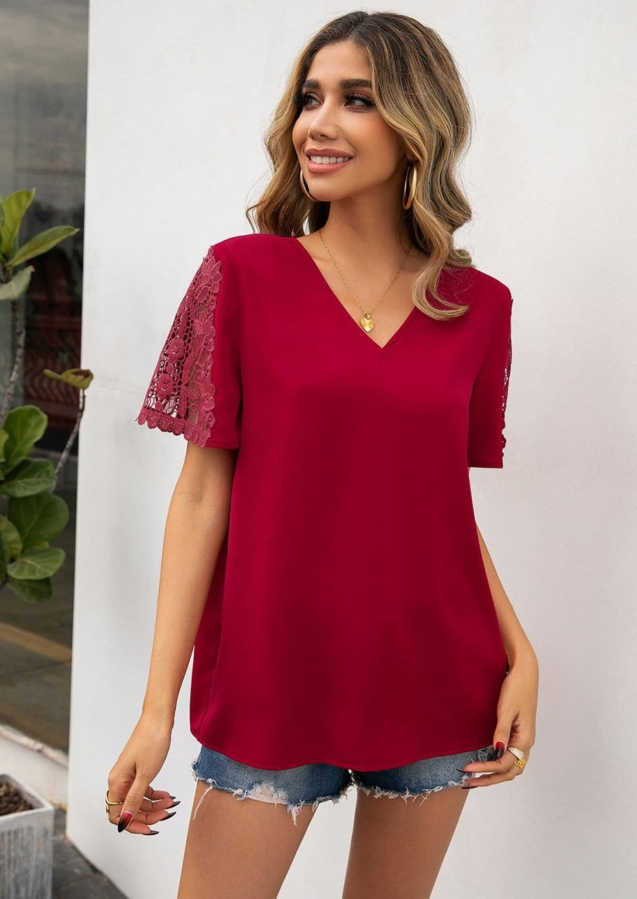 Blusa con escote en V y detalle de encaje