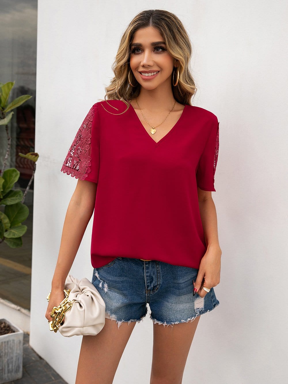 Blusa con escote en V y detalle de encaje