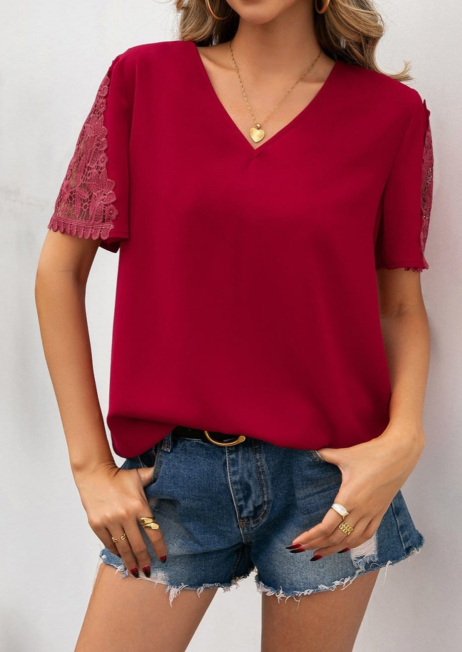 Blusa con escote en V y detalle de encaje