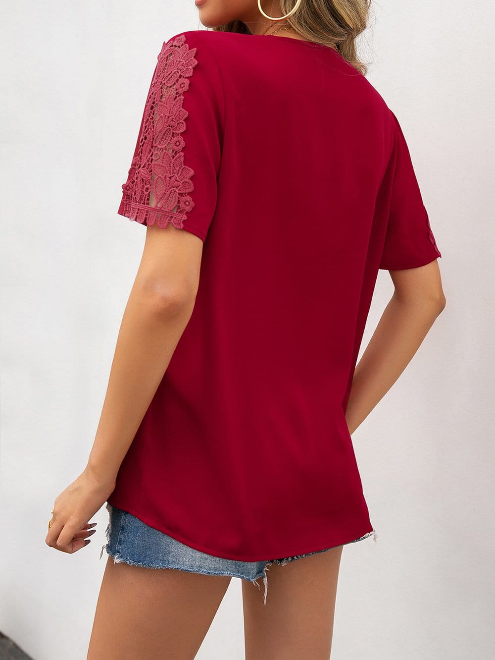Blusa con escote en V y detalle de encaje