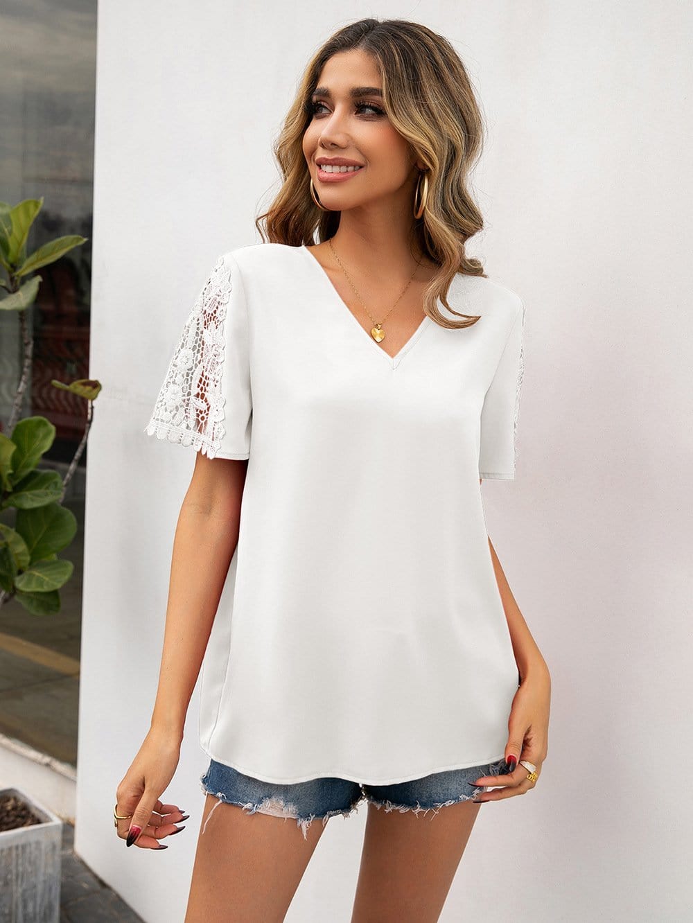 Blusa con escote en V y detalle de encaje