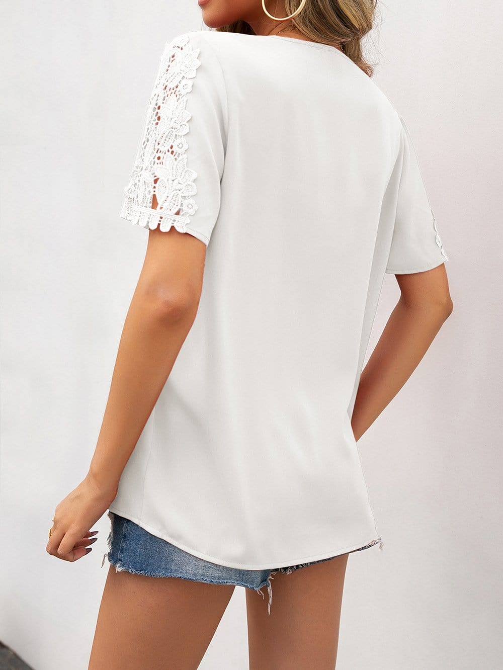 Blusa con escote en V y detalle de encaje