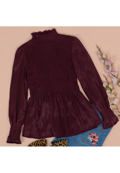Vestido con mangas de encaje y cuello anudado