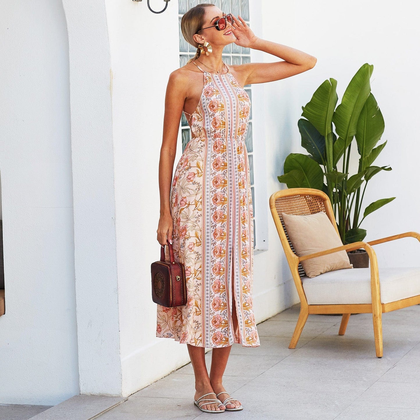 Vestido floral sin espalda y con cuello halter