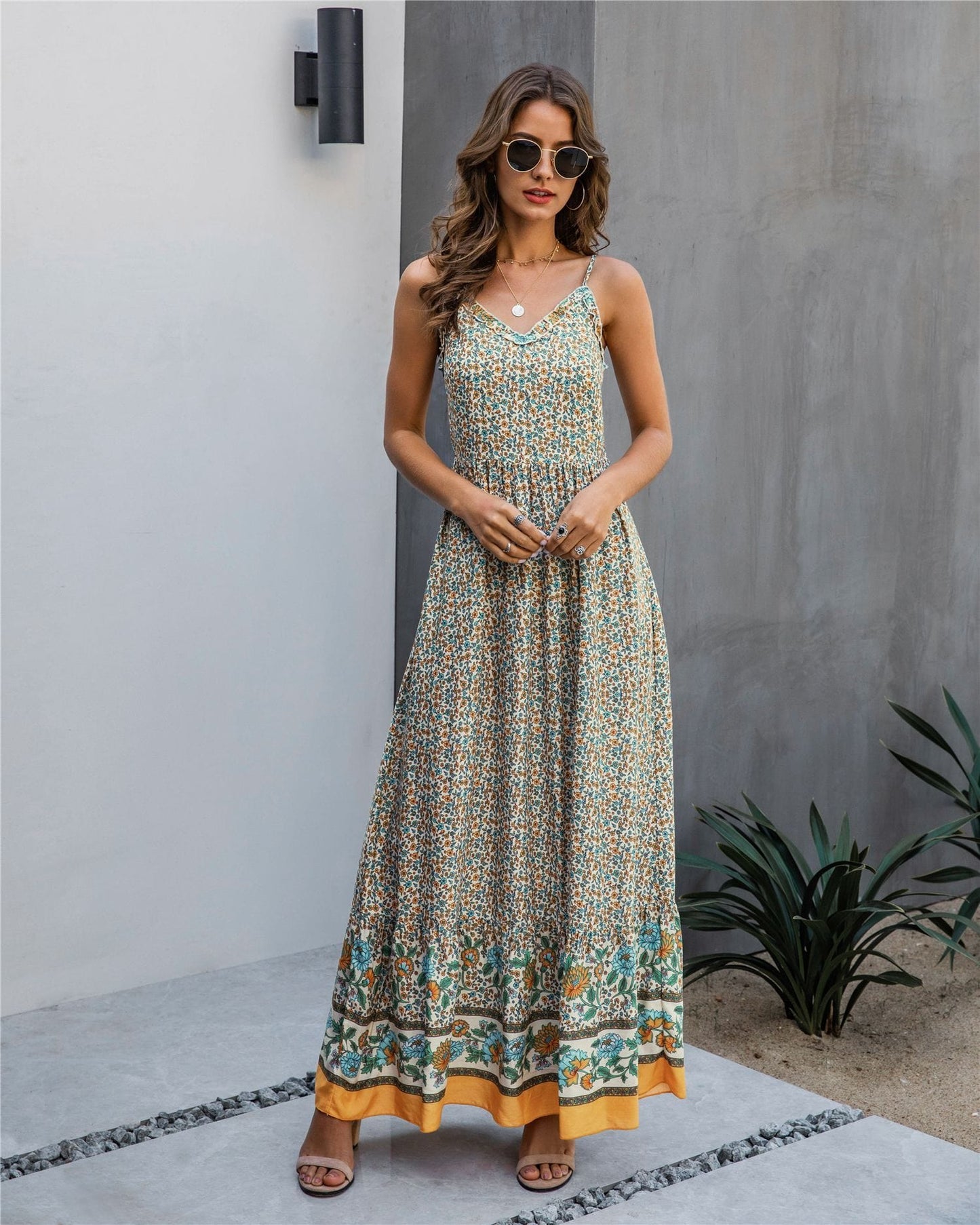 Vestido largo con escote en V y estampado floral
