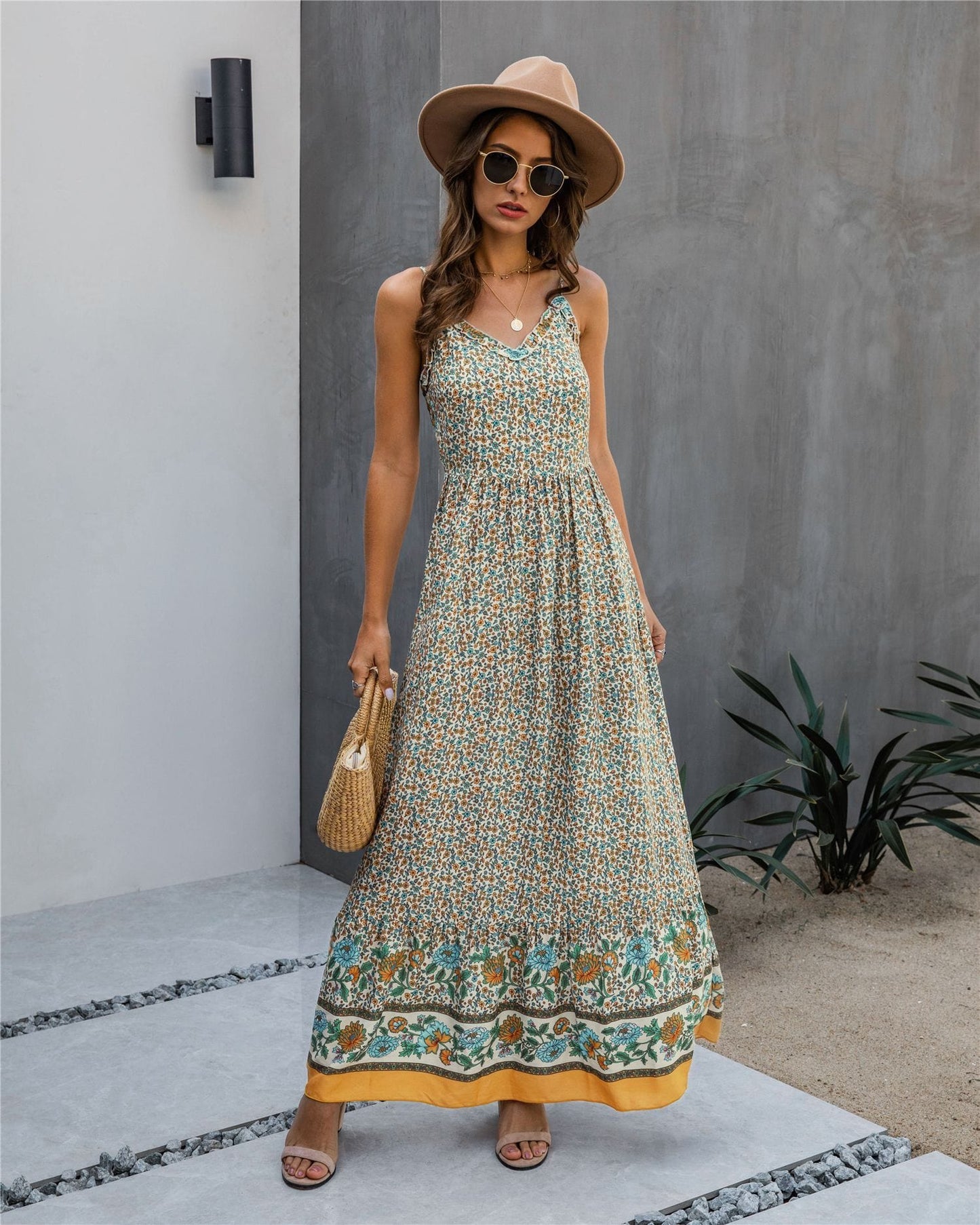 Vestido largo con escote en V y estampado floral