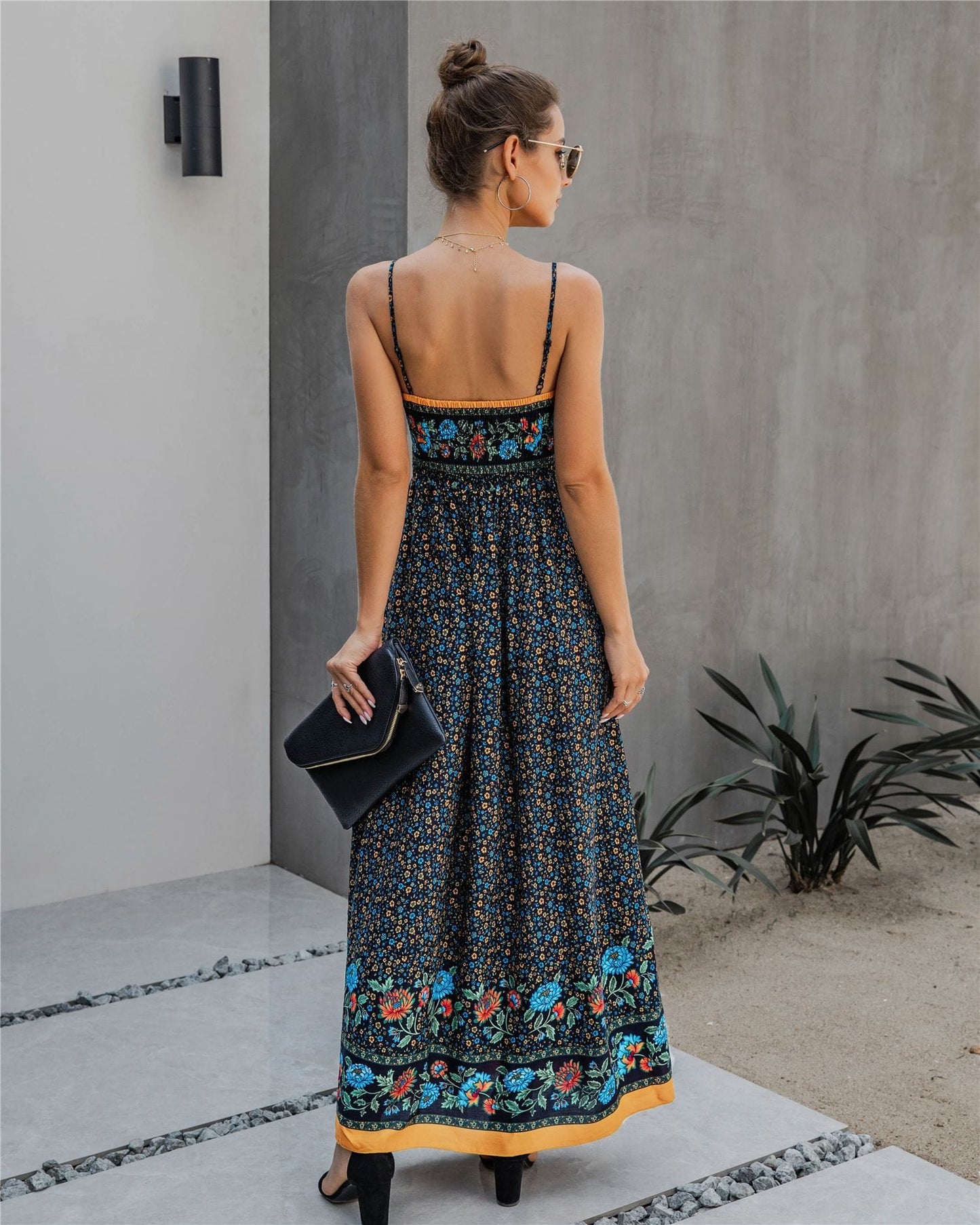 Vestido largo con escote en V y estampado floral
