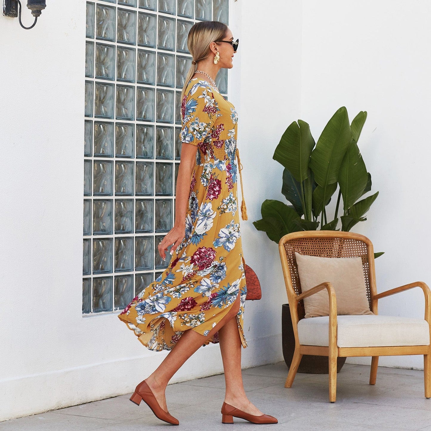 Vestido minimalista con estampado floral y botones