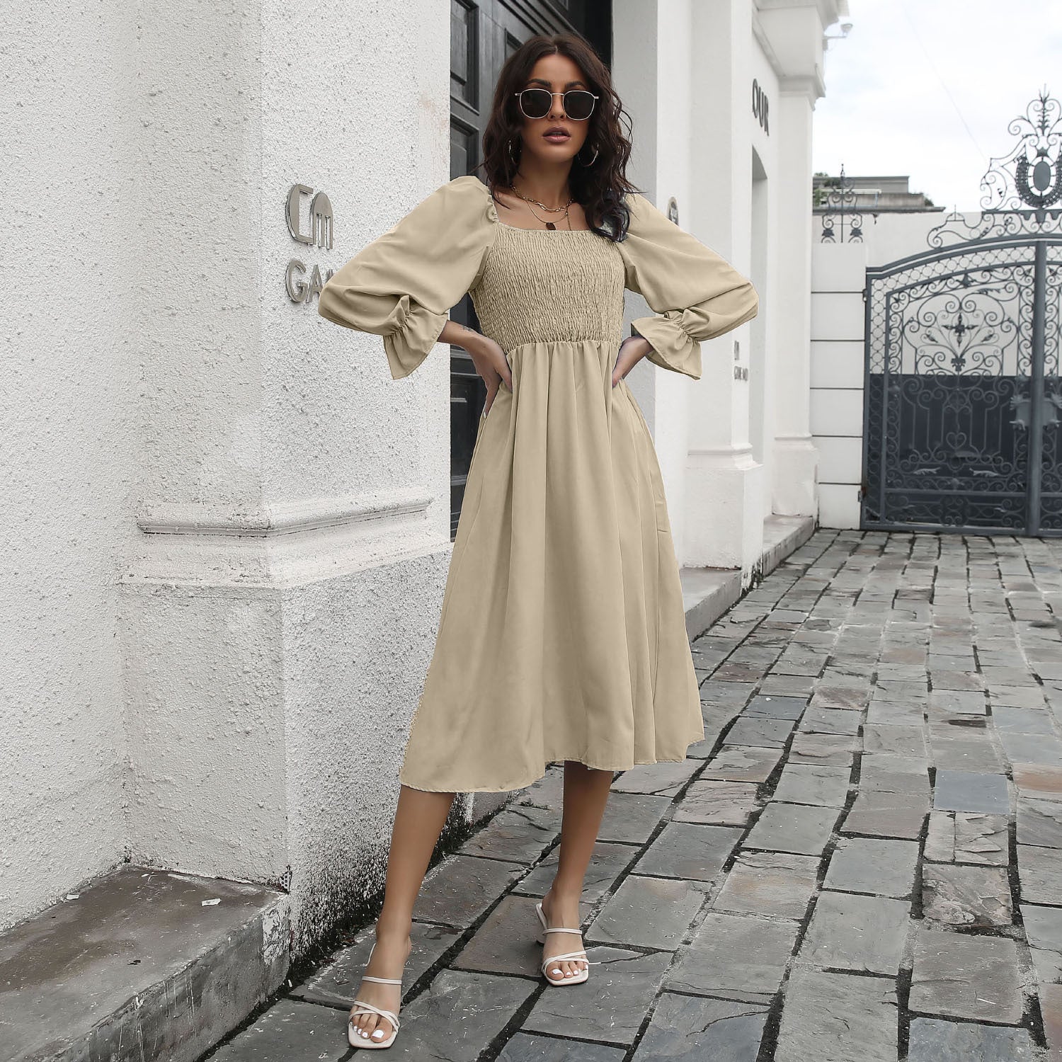 Vestido con escote cuadrado fruncido