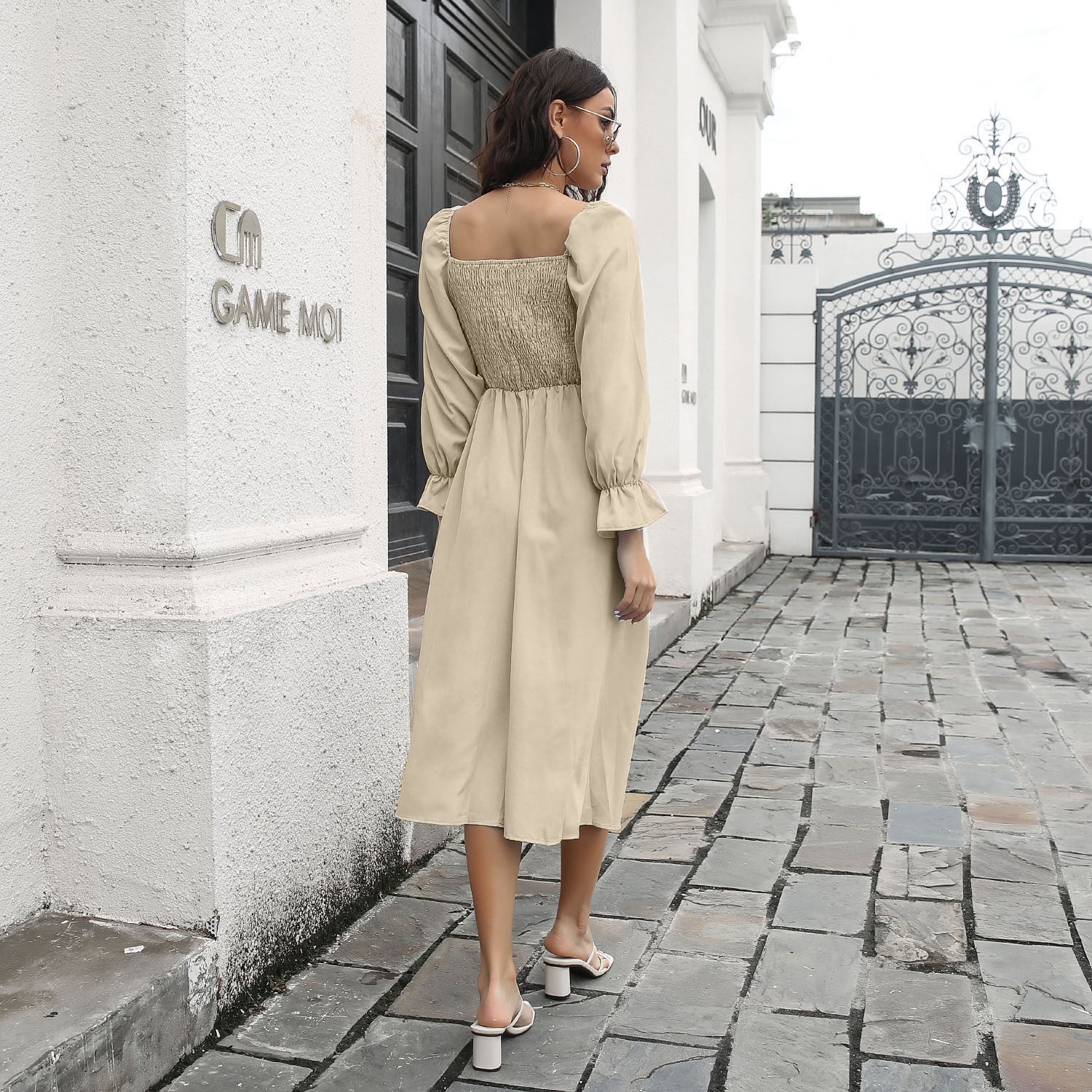 Vestido con escote cuadrado fruncido