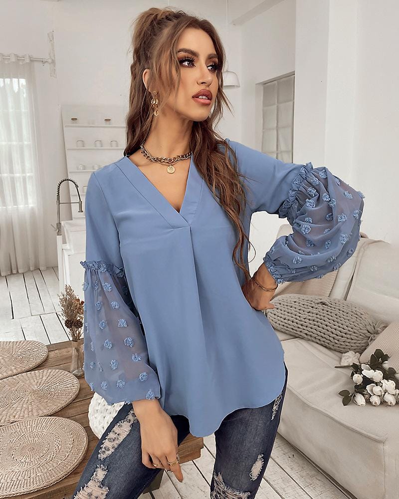 Blusa con mangas de obispo y lunares suizos