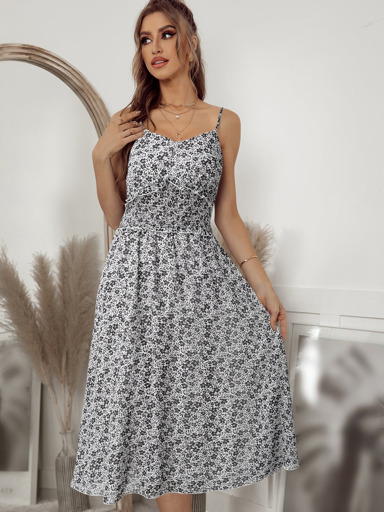 Vestido con estampado floral y cintura con volantes 