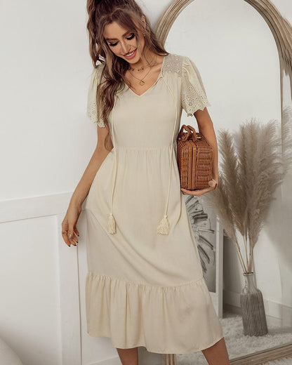Vestido con borlas y detalle de ojales
