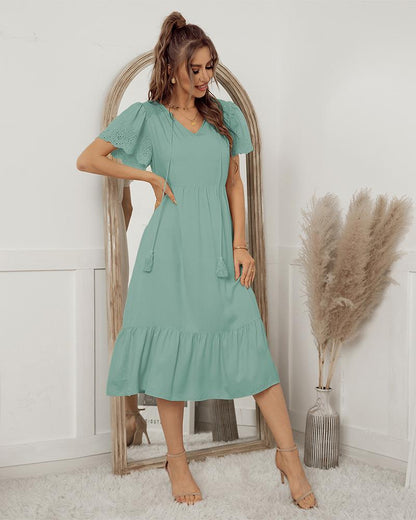 Vestido con borlas y detalle de ojales